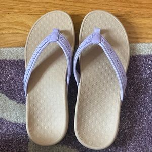 VIONIC flip flops NWOT